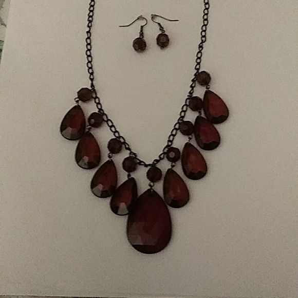 J24 New Burgundy Necklace and Earrings set - Picture 4 of 4
